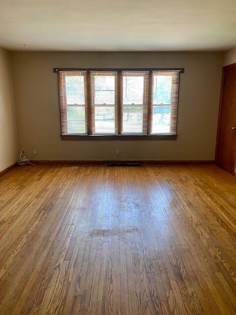 Living room - 2423 Lincoln Ave