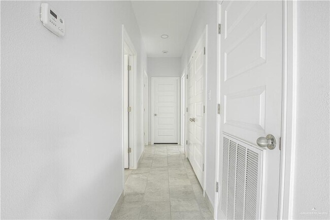 Foto del edificio - 907 Hidden Hls St