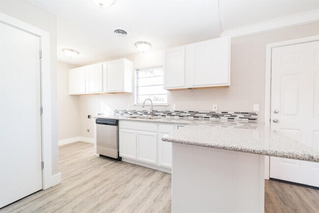 Building Photo - PRE-LEASING for AUGUST - Great 3/2 with a Large Bonus Room