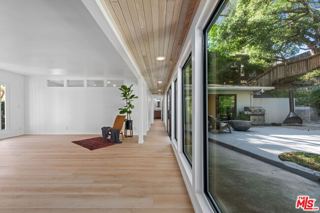 Foto del edificio - 747 Brooktree Rd