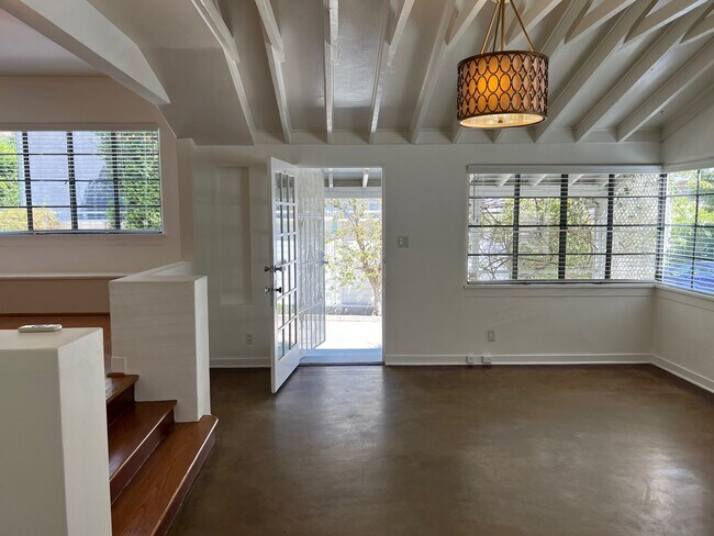 Entrada/sala de estar - 6121 Glen Alder St