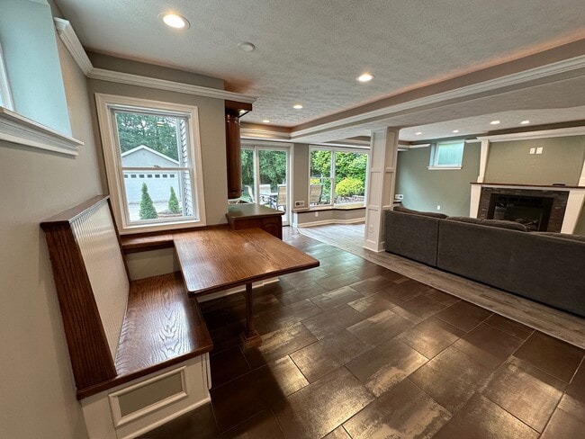Building Photo - 5990 Edgehill Dr