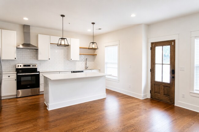 Foto del edificio - 4-Bedroom Home Steps from the Pool Near Tennessee Tech