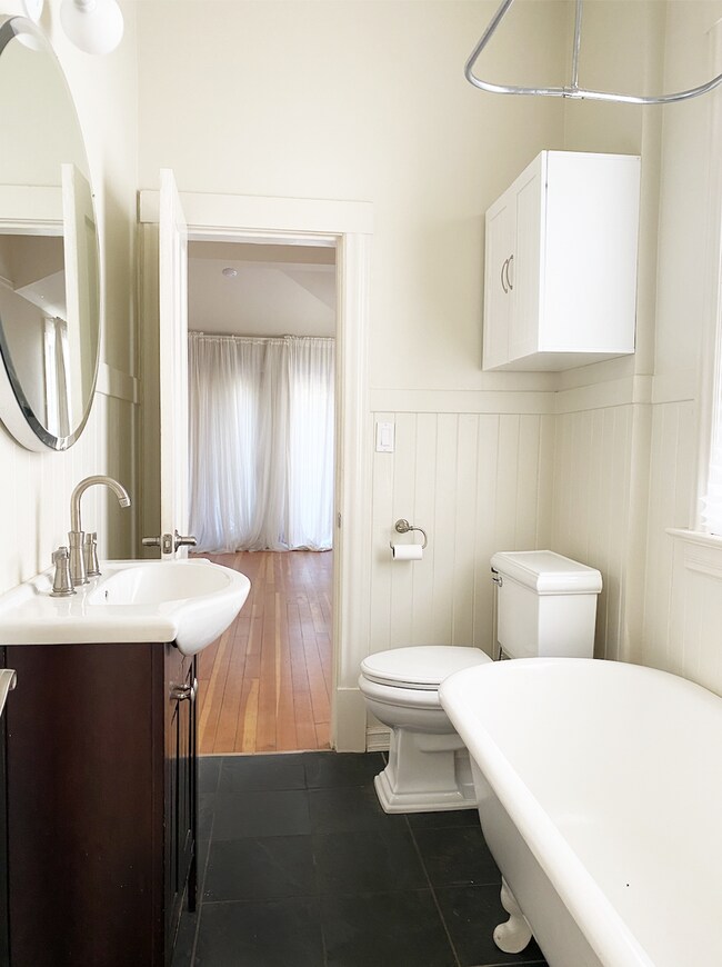 Building Photo - Remarkably Updated 3 bedroom 2 bath Home i...