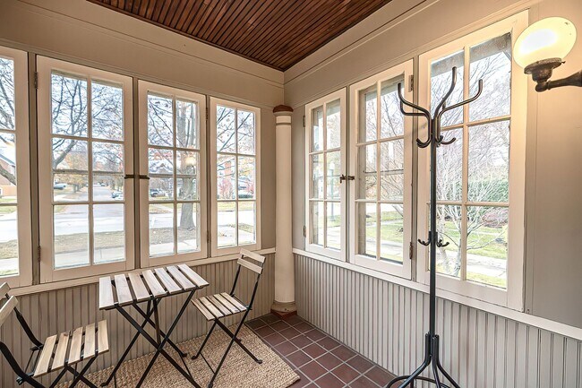 Foto del edificio - Quaint 4 bedroom Erie Home with Central Air & Garage Parking (Month to Month available)