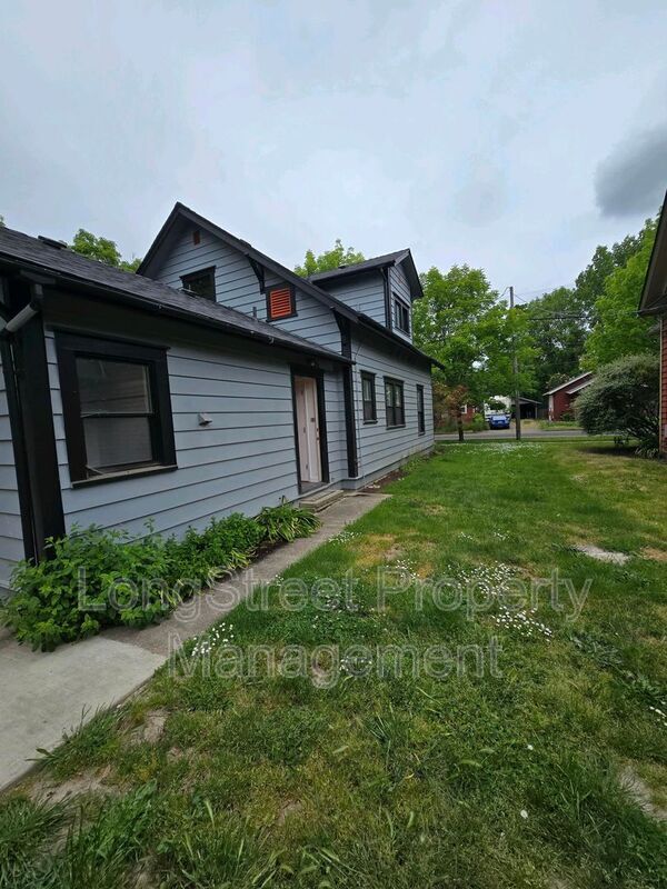 Building Photo - 1062 SW Western Blvd
