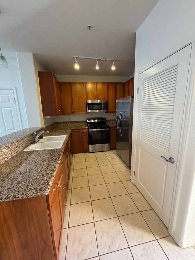 Building Photo - Amazing Downtown Unit Available For Rent!!!