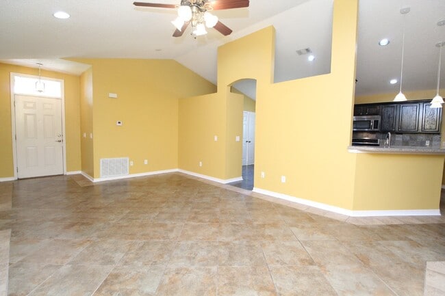 Foto del edificio - Spacious 3BR with Sunroom & Eat-In Kitchen – Holsberry Estates