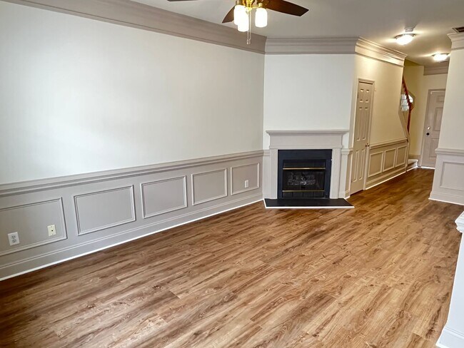 Building Photo - Refreshed 2 Bed Townhome in South Charlott...