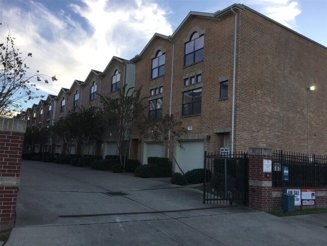 Foto del edificio - 3501 Link Valley Dr.