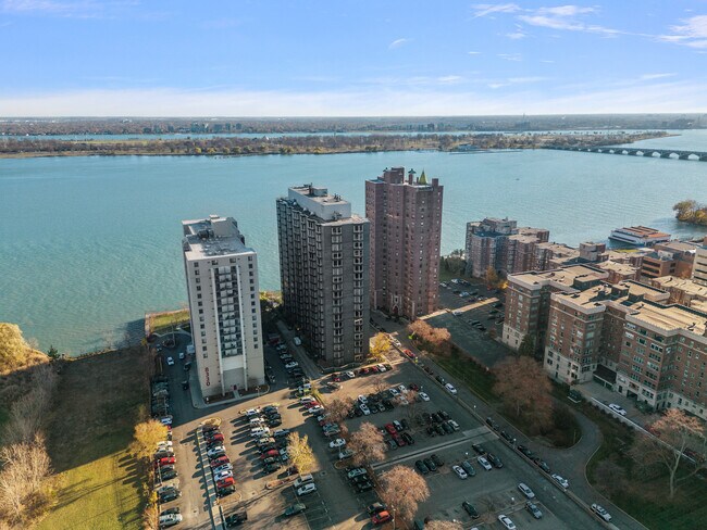 Foto del edificio - 8200 E Jefferson Ave
