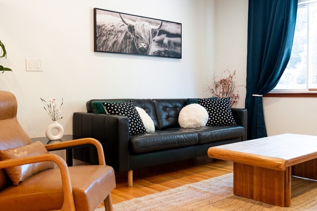 Foto del edificio - 6836 S Land Park Dr