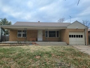 Building Photo - 2109 S Parkwood Ln