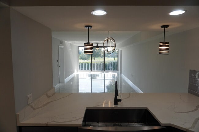 Foto del edificio - 2811 Village Blvd