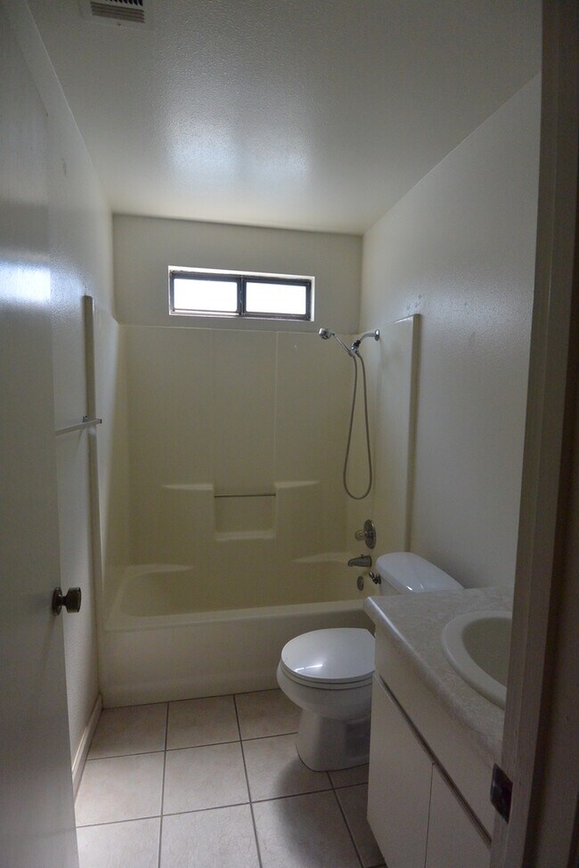 Foto del edificio - Nice home in Northwest Tulare neighborhood near schools