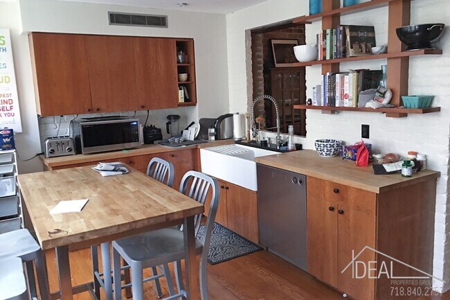 Building Photo - 16 Seventh Avenue #GardenR