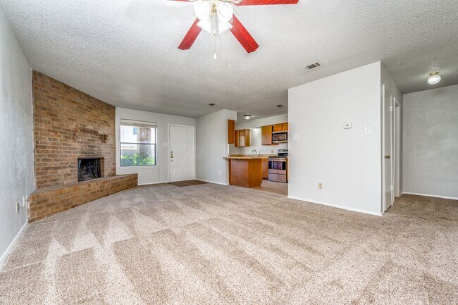 Building Photo - 2 Bedroom in Irving With Large 2 Car Garage!