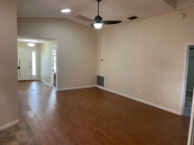 Building Photo - 28217 Tanglewood Dr - For Rent!