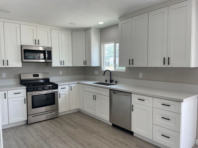 Foto del edificio - Recently Upgraded Two Bedroom One Bathroom...