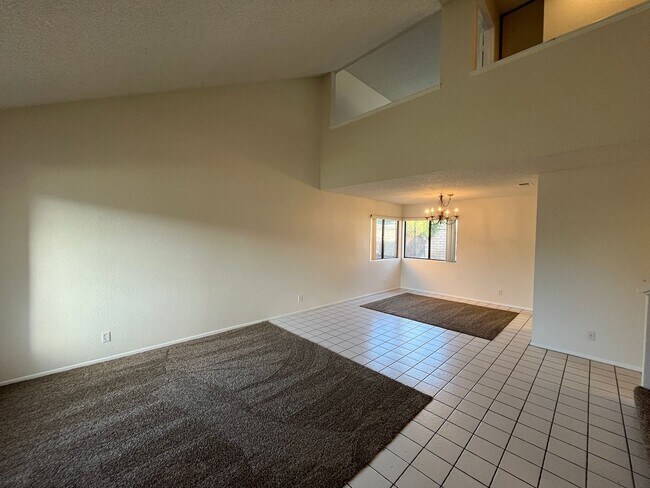 Foto del edificio - MOVE-IN READY 4+2.5 w/family room + large primary suite!