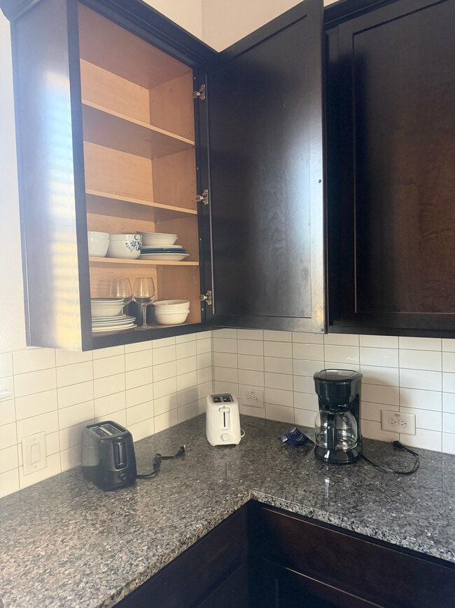 Foto del edificio - Room in Townhome on Leo Ln