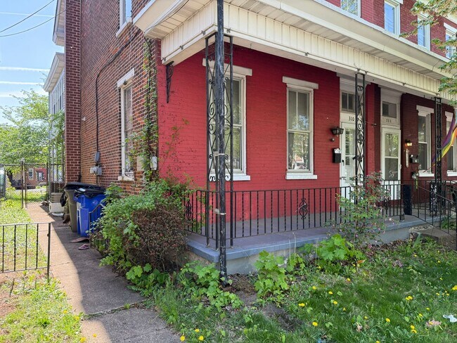 Foto del edificio - Beautiful Victorian Rowhome with Modern Updates – Available Now!