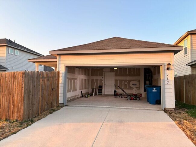 Foto del edificio - 3BR/2BA w/ Fenced Yard + Assigned Parking in Liberty Hill, TX