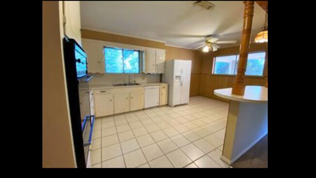 Building Photo - 1404 Centenary Dr