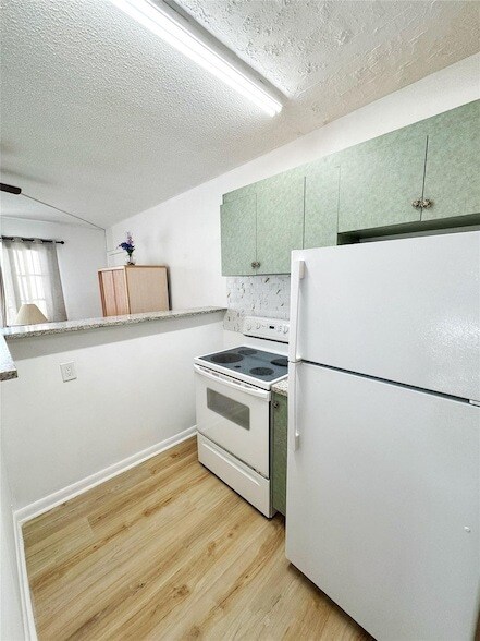 Foto del edificio - 310 S Cypress Rd