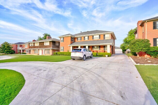 Building Photo - Charming 2 Bed, 2 Bath in Highly Sought-Af...