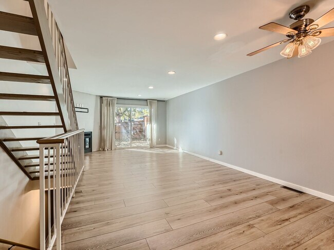 Foto del edificio - Charming 2 Bedroom 2.5 Bath in Lakewood!