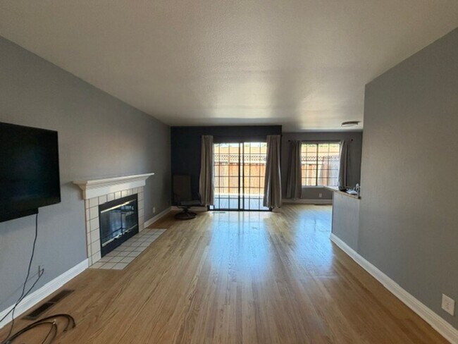 Foto del edificio - End unit in quiet Campbell location!