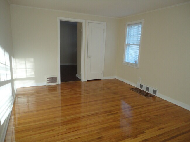 Sala de estar - 615 Starin Ave