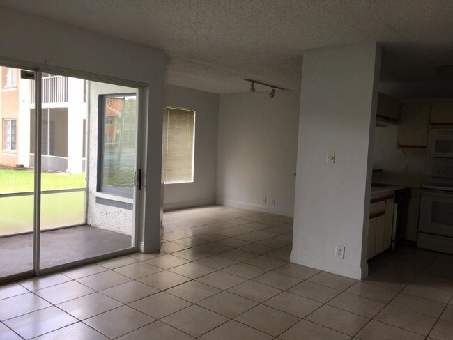 Building Photo - 1062  The Pointe Drive 1062