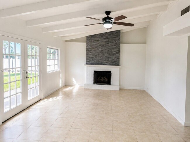 Foto del edificio - 401 NW 198th St
