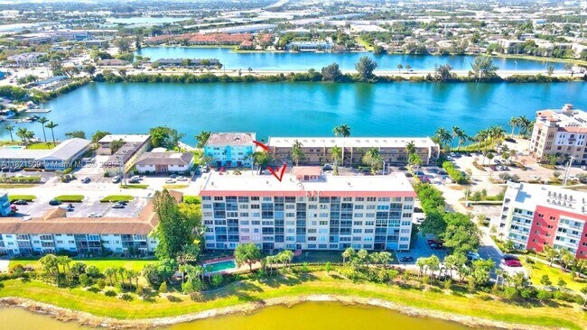 Foto del edificio - 1101 Crystal Lake Dr