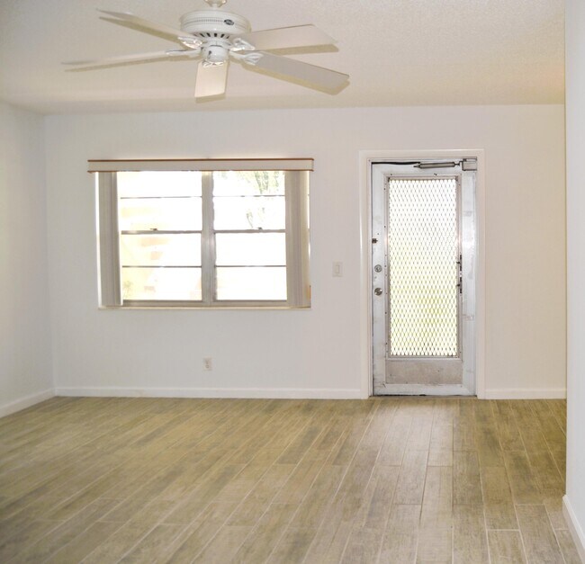 Building Photo - 209 Canterbury J