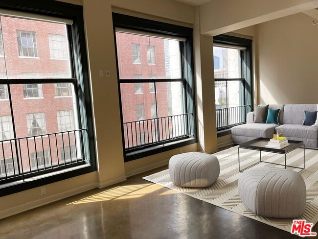 Foto del edificio - 315 W 5th St