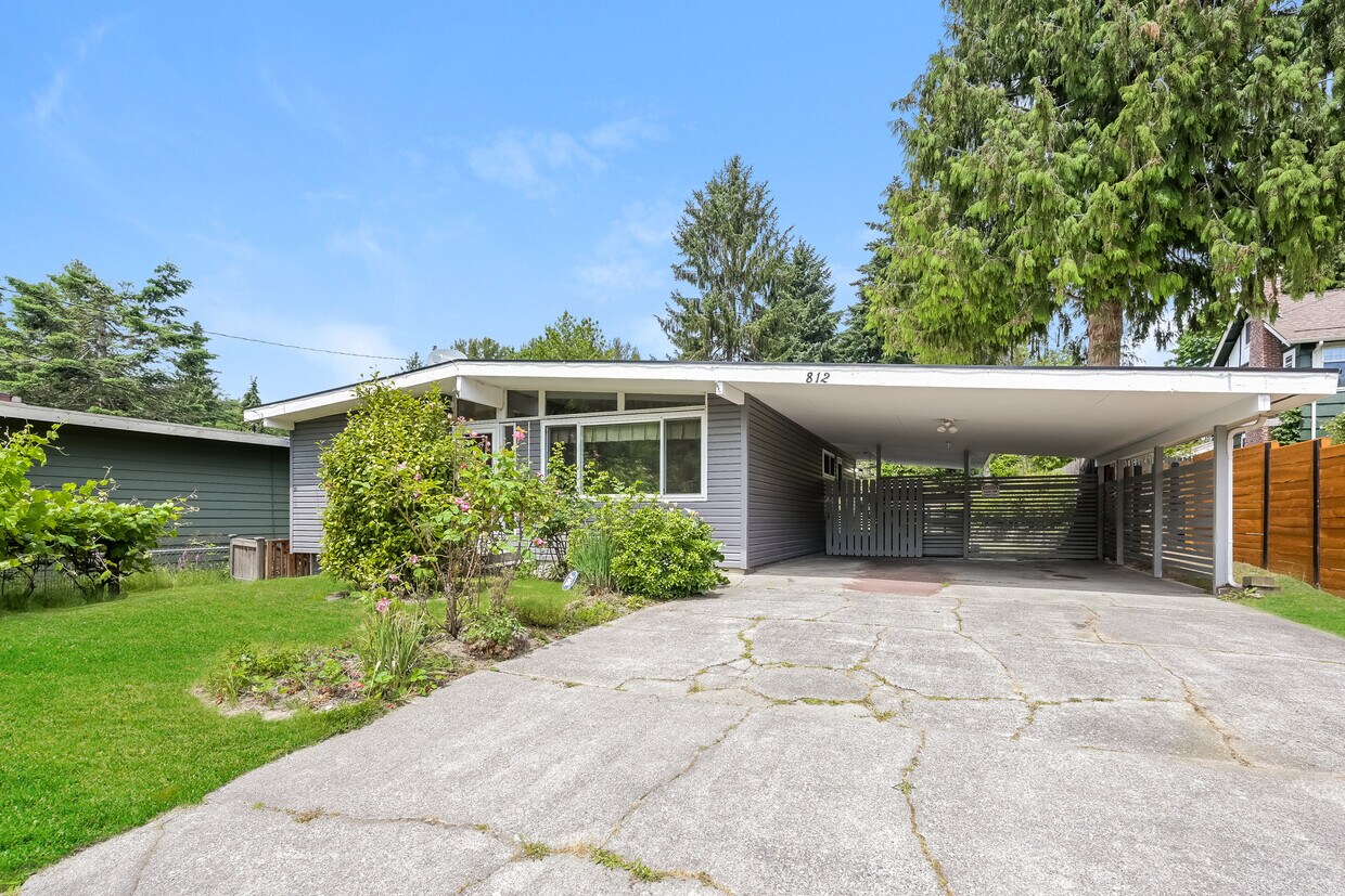 Foto principal - 812 S 116th St