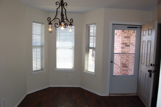 Foto del edificio - Stylish 3/2/2 Home with Fireplace and Cove...