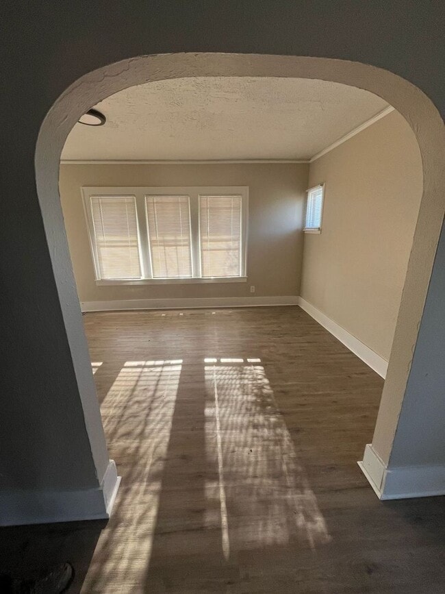 Building Photo - Renovated 4-Bedroom, 2-Bath Home – We Welc...