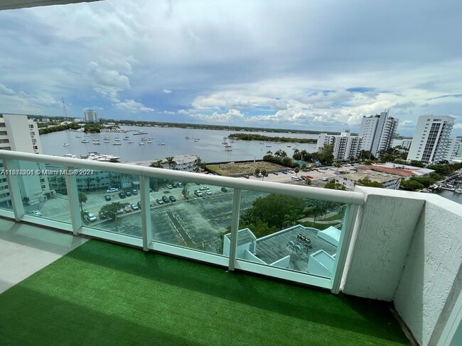 Foto del edificio - 7900 Harbor Island Dr