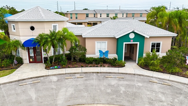 Casa club y sala de correo - New Life Village