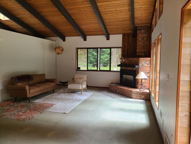 Building Photo - Lovely Home on 5 Acres Near the Water in R...