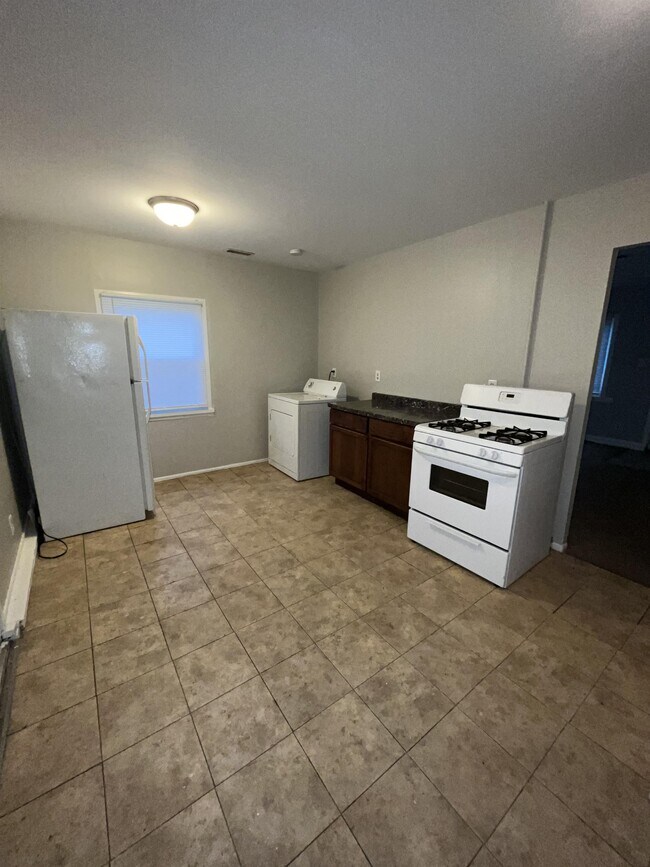 Building Photo - 7808 Beech Ave