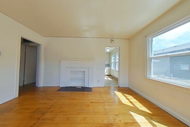 Building Photo - 2 Bedroom Apartment ~ Close to Campus ~ Ca...