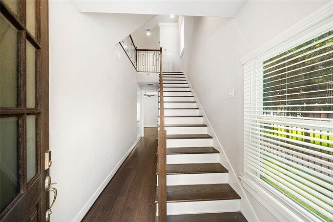 Building Photo - 420 W 28th St