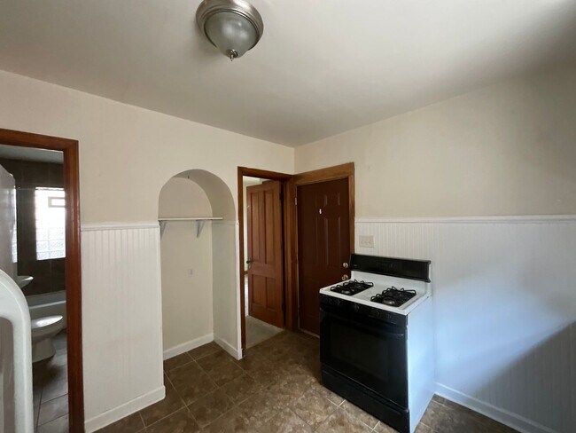 Building Photo - Charming 3-Bedroom in the Heart of Riverwest