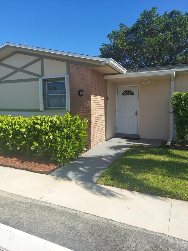 Primary Photo - 2590 Barkley Dr E
