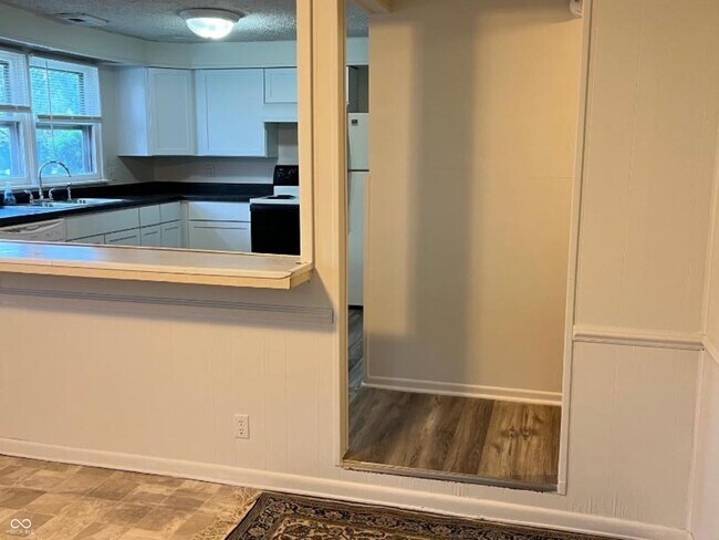 Foto del edificio - 741 N Rangeline Rd N